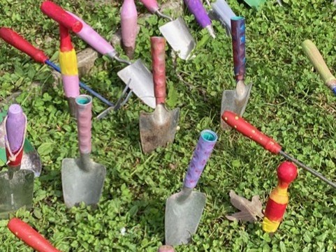 Gartenwerkzeuge im Generationengarten Männedorf