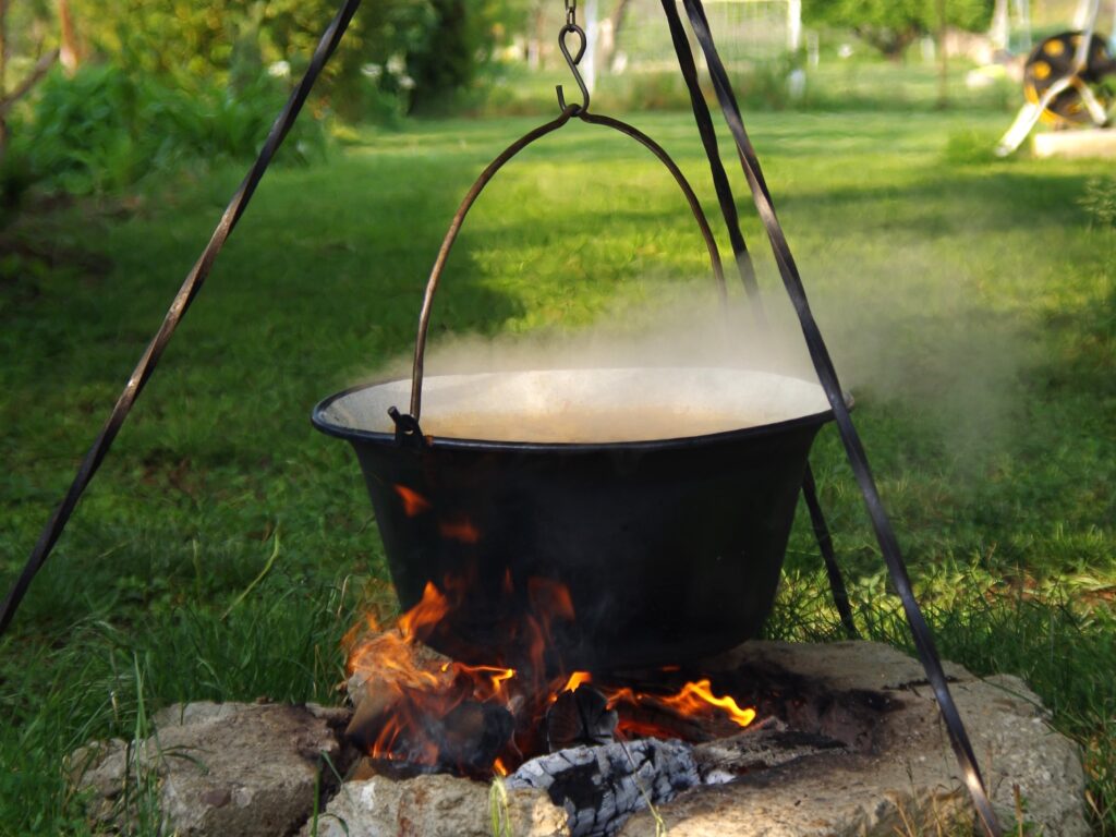 Suppe über dem Feuer